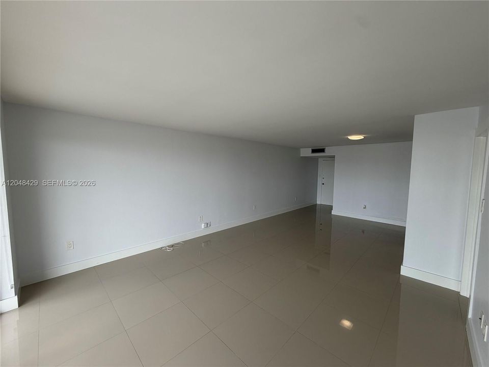 For Sale: $175,000 (1 beds, 1 baths, 717 Square Feet)
