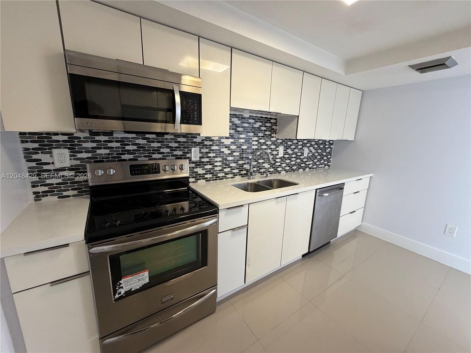 For Sale: $175,000 (1 beds, 1 baths, 717 Square Feet)