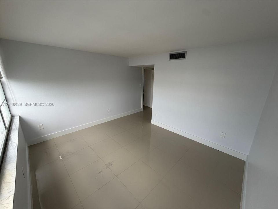 For Sale: $175,000 (1 beds, 1 baths, 717 Square Feet)