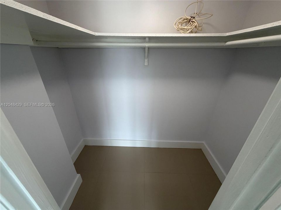 For Sale: $175,000 (1 beds, 1 baths, 717 Square Feet)