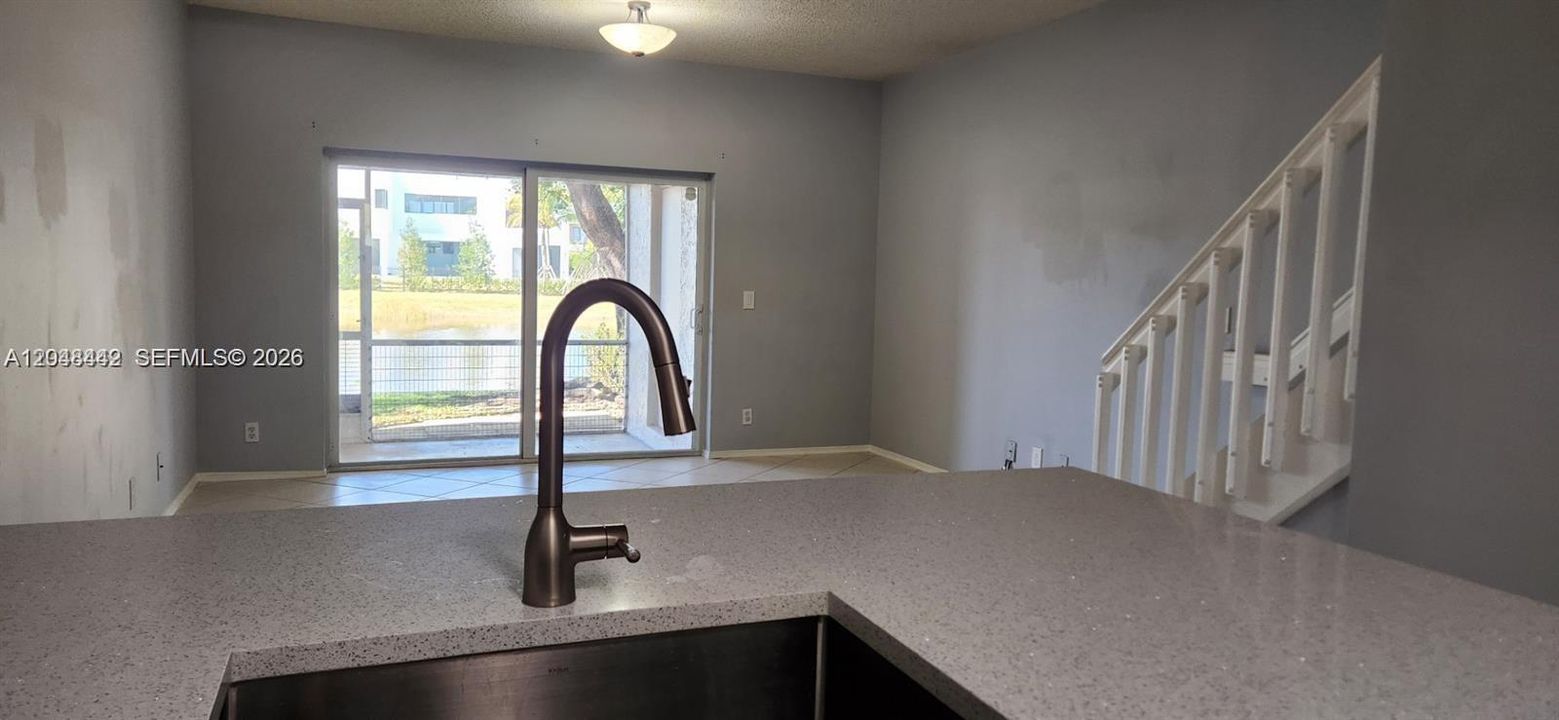 For Rent: $2,400 (1 beds, 1 baths, 990 Square Feet)
