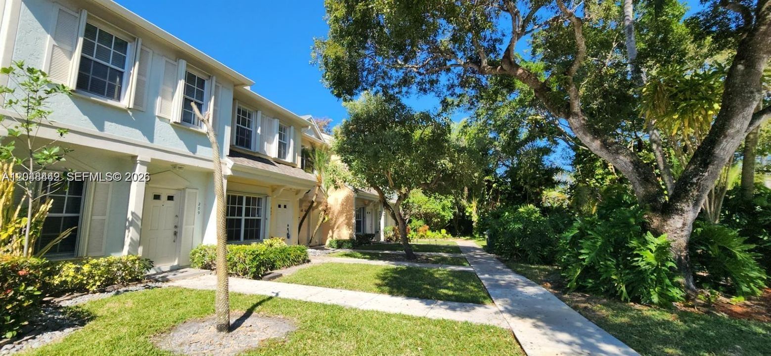 For Rent: $2,400 (1 beds, 1 baths, 990 Square Feet)