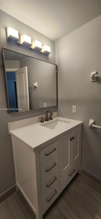 For Rent: $2,400 (1 beds, 1 baths, 990 Square Feet)