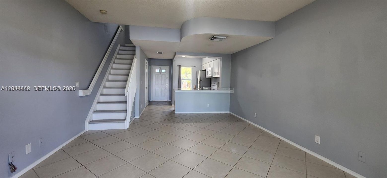 For Rent: $2,400 (1 beds, 1 baths, 990 Square Feet)