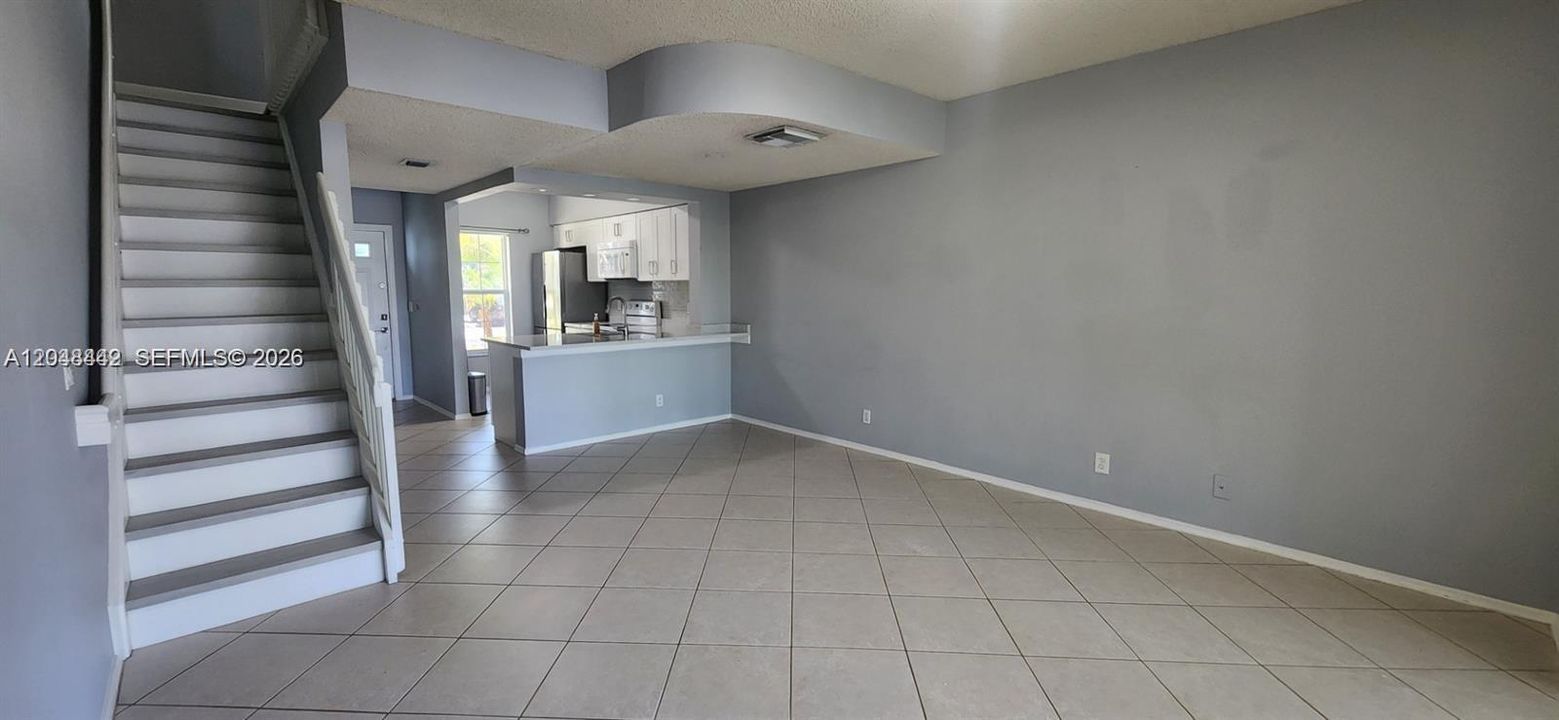 For Rent: $2,400 (1 beds, 1 baths, 990 Square Feet)