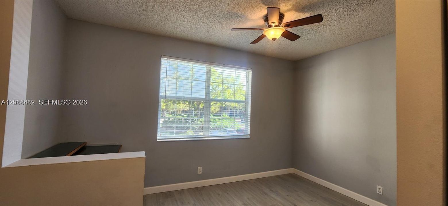 For Rent: $2,400 (1 beds, 1 baths, 990 Square Feet)