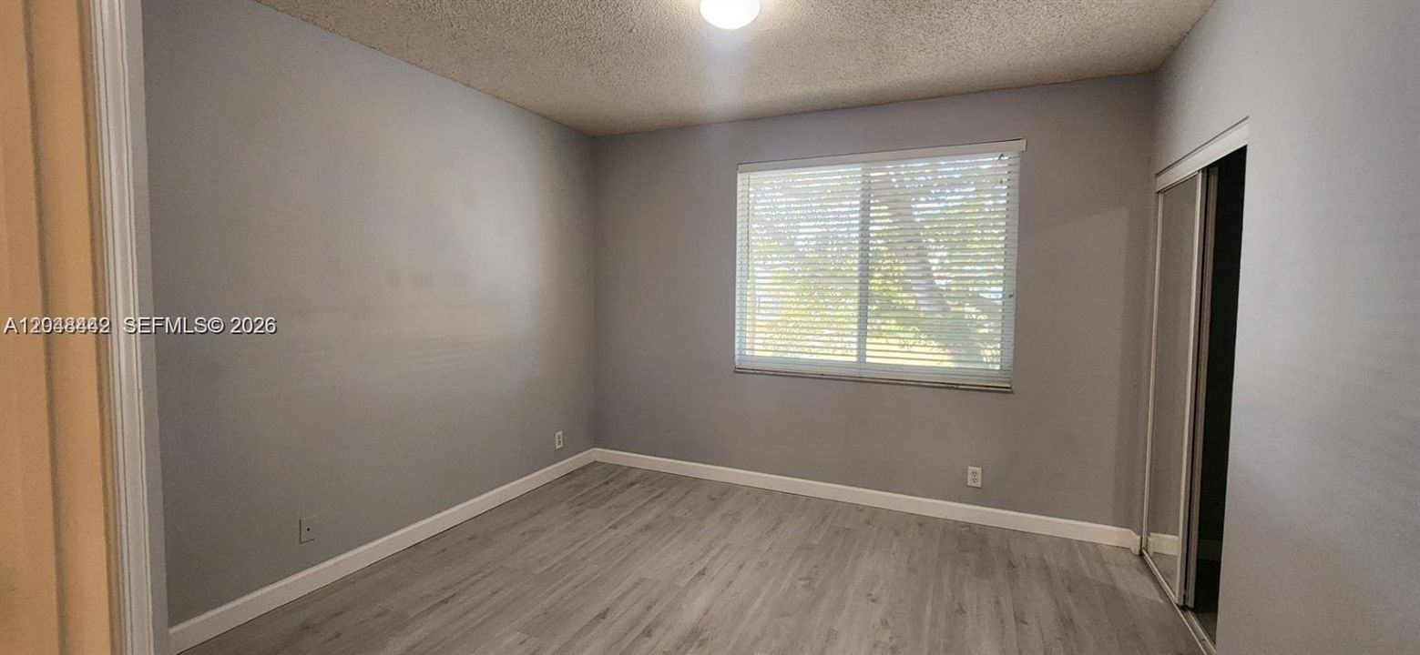 For Rent: $2,400 (1 beds, 1 baths, 990 Square Feet)