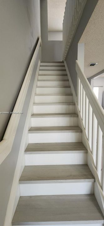 For Rent: $2,400 (1 beds, 1 baths, 990 Square Feet)