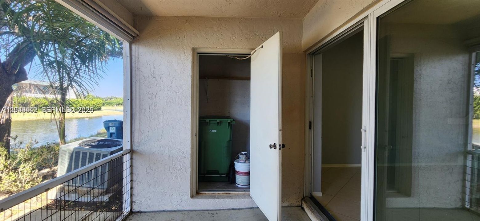 For Rent: $2,400 (1 beds, 1 baths, 990 Square Feet)
