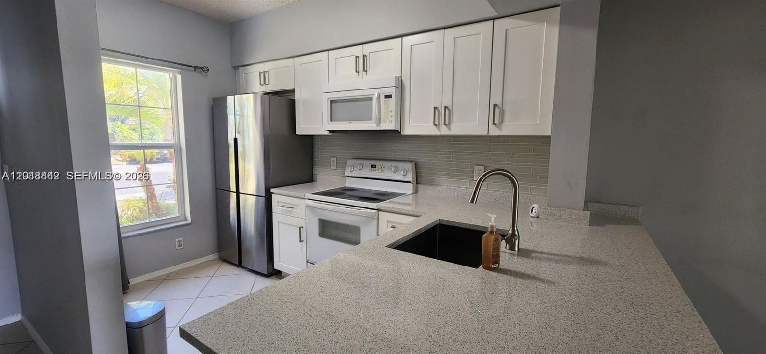 For Rent: $2,400 (1 beds, 1 baths, 990 Square Feet)