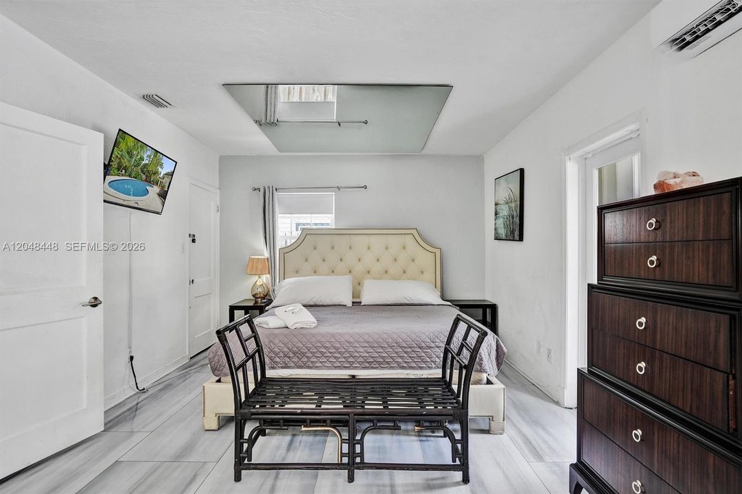 For Rent: $3,995 (2 beds, 1 baths, 1709 Square Feet)