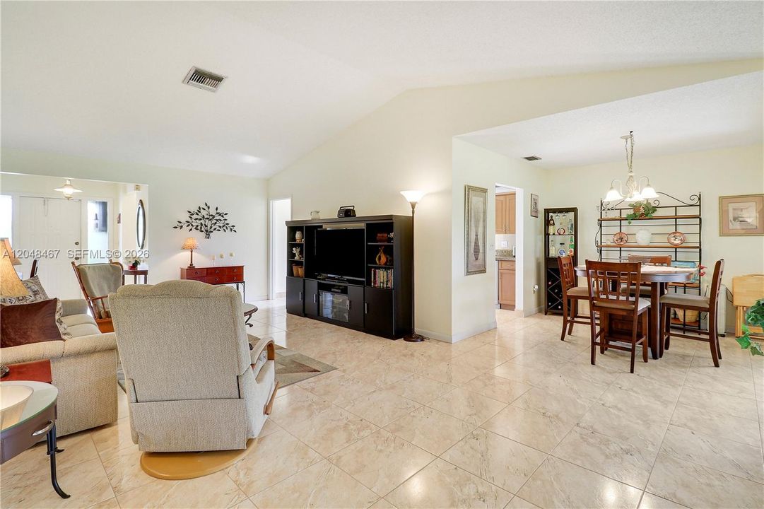 For Sale: $295,000 (2 beds, 2 baths, 1275 Square Feet)