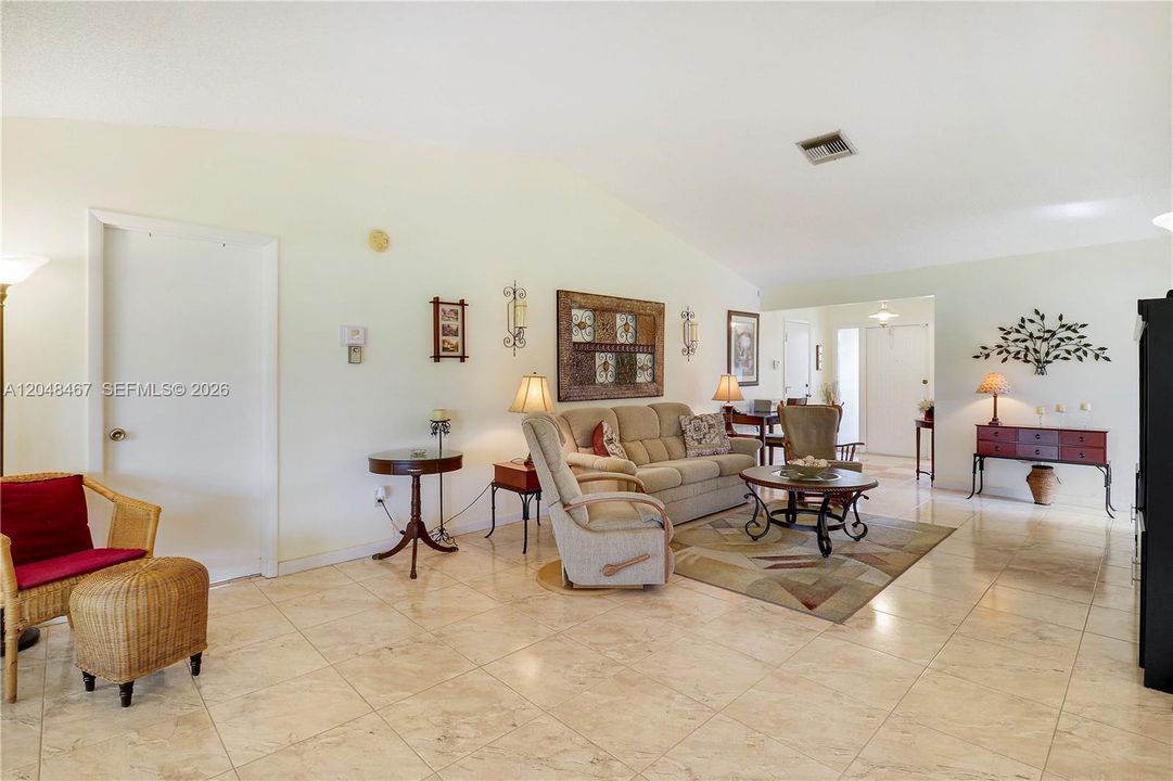 For Sale: $295,000 (2 beds, 2 baths, 1275 Square Feet)