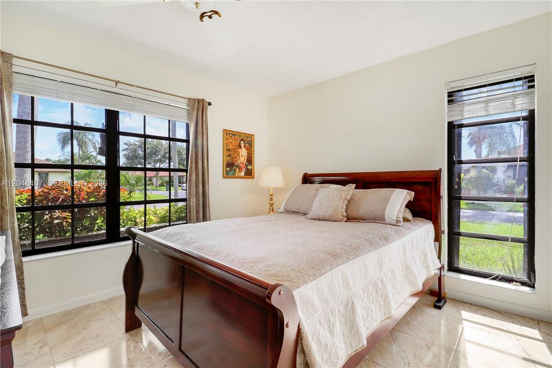 For Sale: $295,000 (2 beds, 2 baths, 1275 Square Feet)