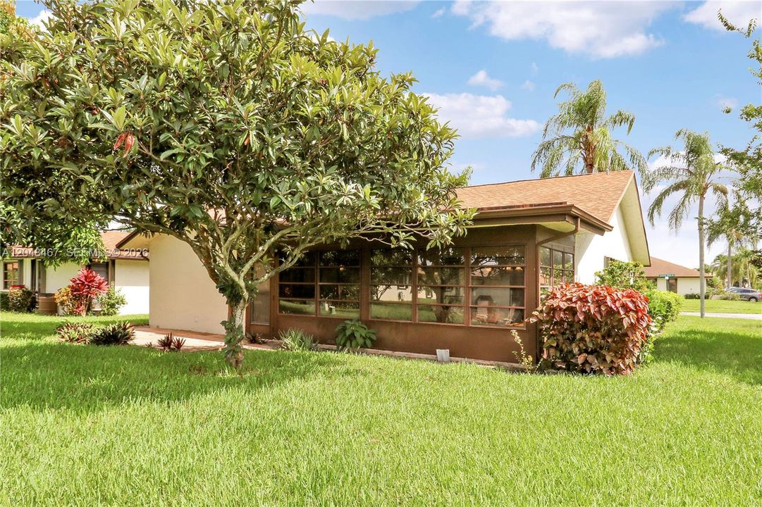 For Sale: $295,000 (2 beds, 2 baths, 1275 Square Feet)