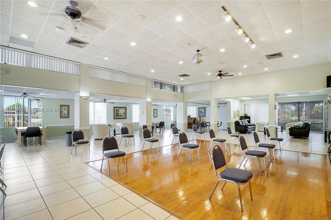 For Sale: $295,000 (2 beds, 2 baths, 1275 Square Feet)