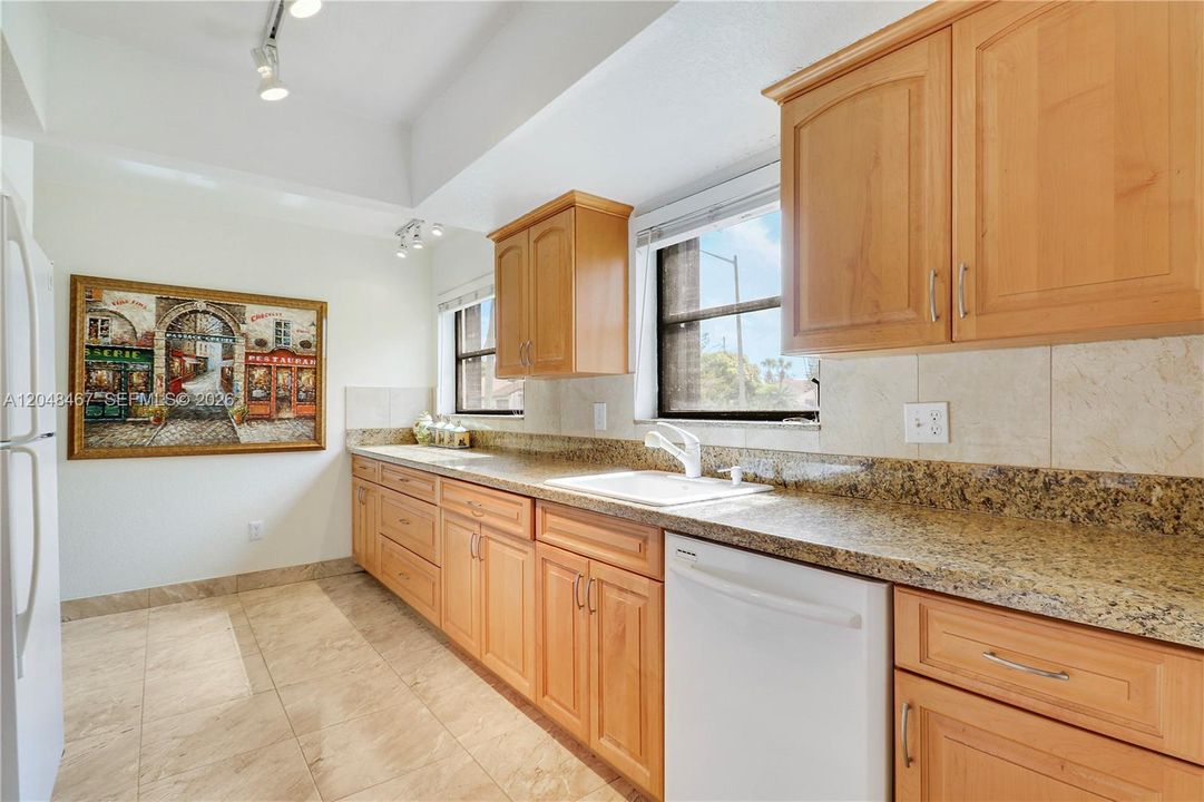 For Sale: $295,000 (2 beds, 2 baths, 1275 Square Feet)