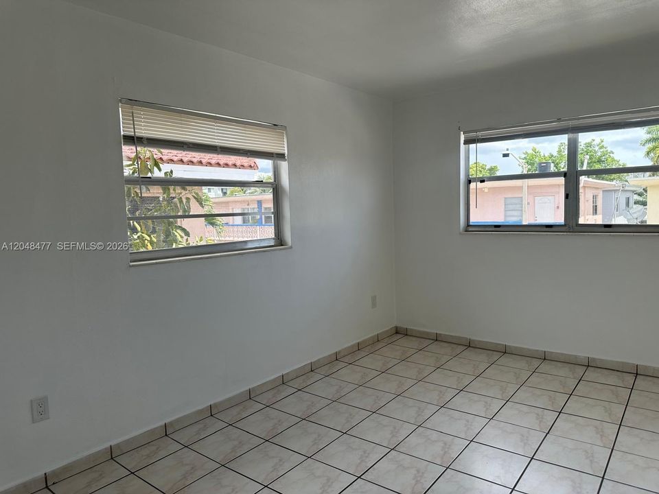 For Rent: $1,800 (1 beds, 1 baths, 637 Square Feet)