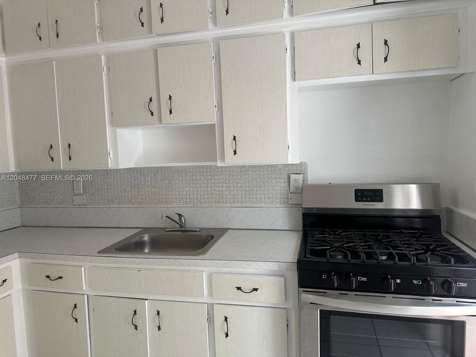 For Rent: $1,800 (1 beds, 1 baths, 637 Square Feet)