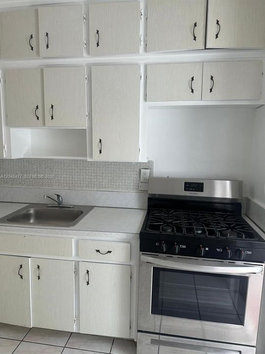 For Rent: $1,800 (1 beds, 1 baths, 637 Square Feet)