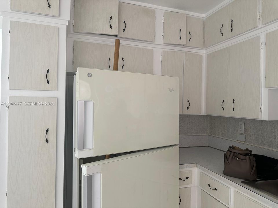 For Rent: $1,800 (1 beds, 1 baths, 637 Square Feet)
