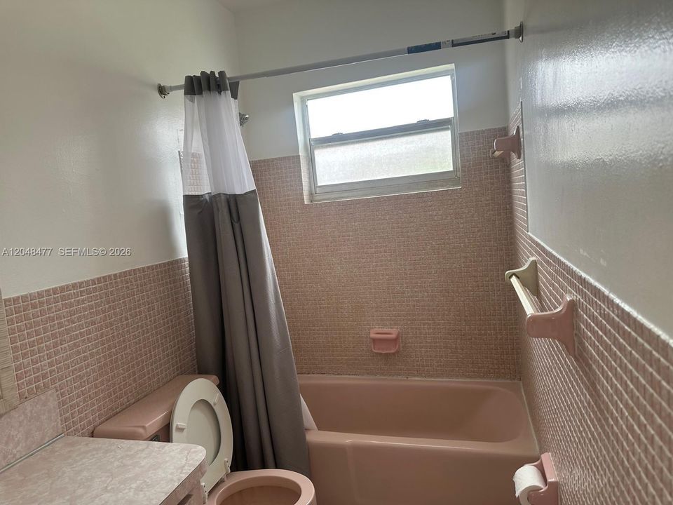 For Rent: $1,800 (1 beds, 1 baths, 637 Square Feet)
