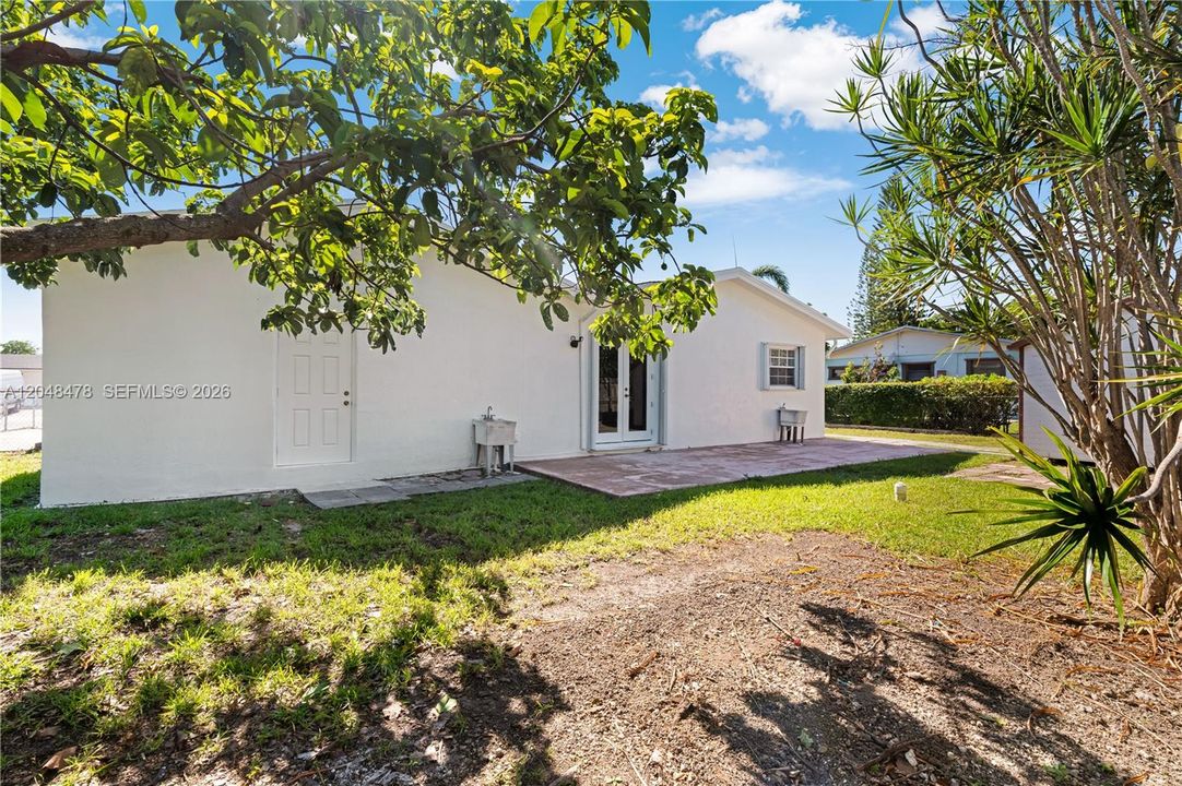 For Rent: $3,299 (4 beds, 2 baths, 2112 Square Feet)