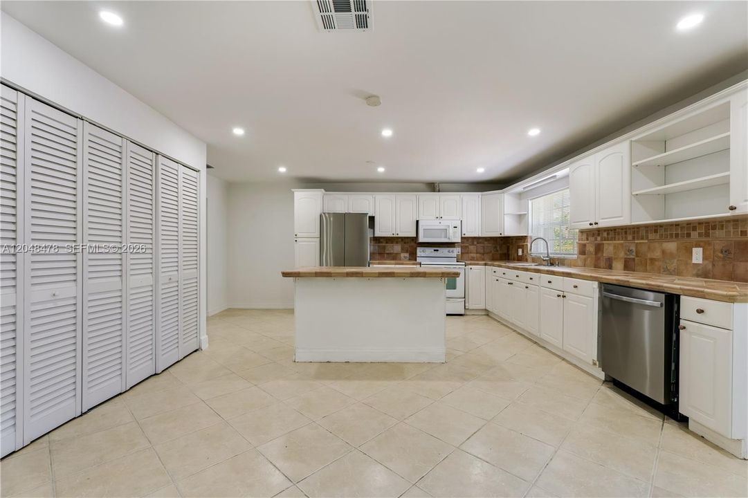 For Rent: $3,299 (4 beds, 2 baths, 2112 Square Feet)