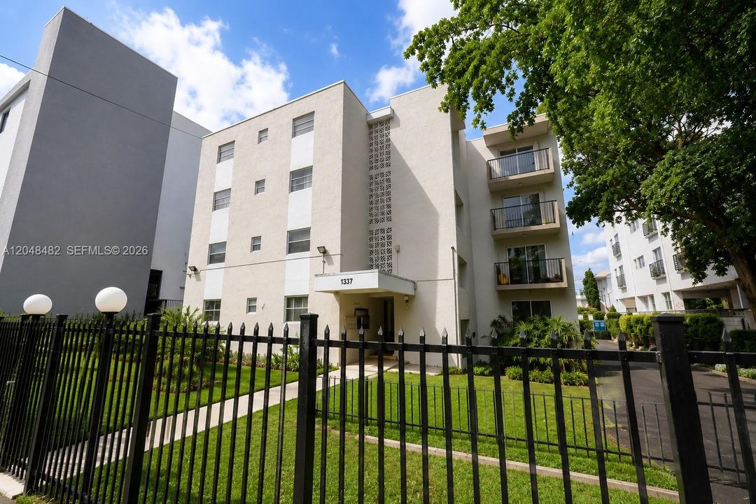 For Sale: $214,900 (2 beds, 1 baths, 770 Square Feet)