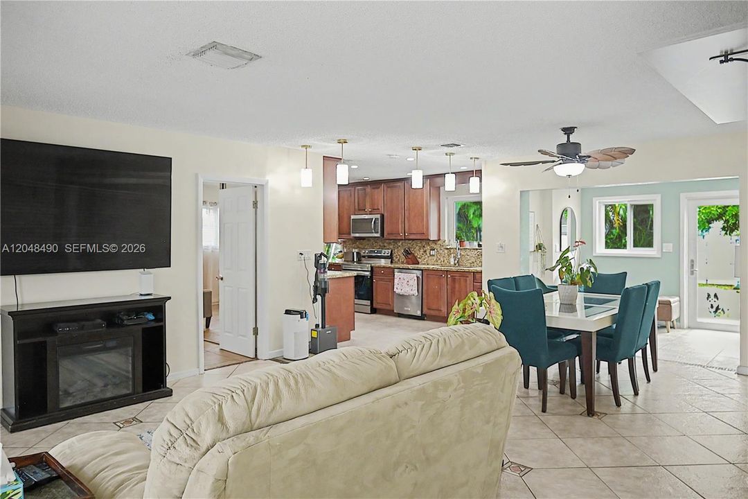 For Sale: $595,000 (3 beds, 2 baths, 1333 Square Feet)