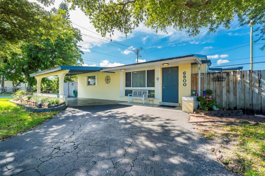 For Sale: $449,999 (2 beds, 1 baths, 1106 Square Feet)