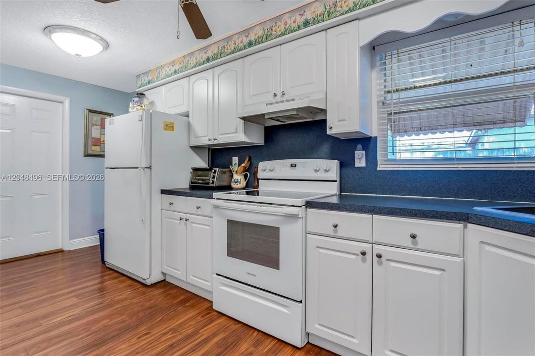 For Sale: $449,999 (2 beds, 1 baths, 1106 Square Feet)