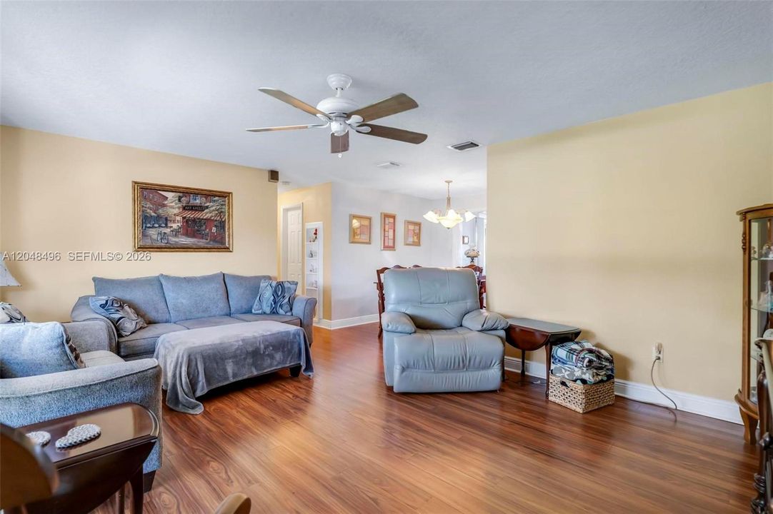 For Sale: $449,999 (2 beds, 1 baths, 1106 Square Feet)