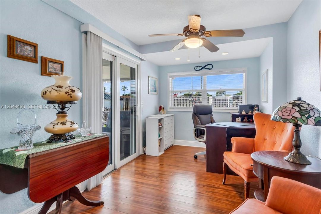 For Sale: $449,999 (2 beds, 1 baths, 1106 Square Feet)