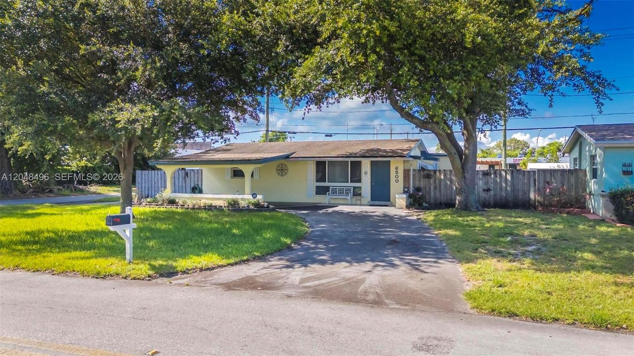 For Sale: $449,999 (2 beds, 1 baths, 1106 Square Feet)