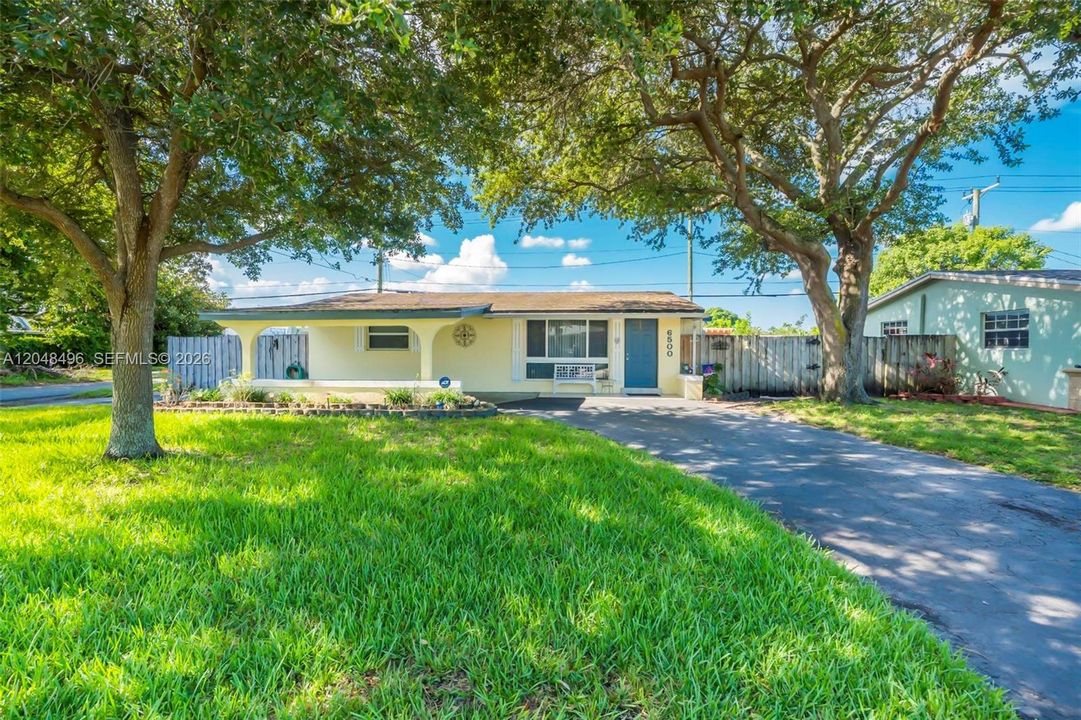 For Sale: $449,999 (2 beds, 1 baths, 1106 Square Feet)