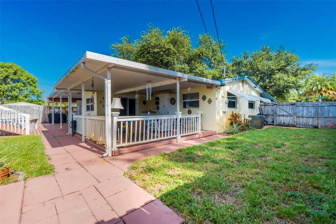 For Sale: $449,999 (2 beds, 1 baths, 1106 Square Feet)