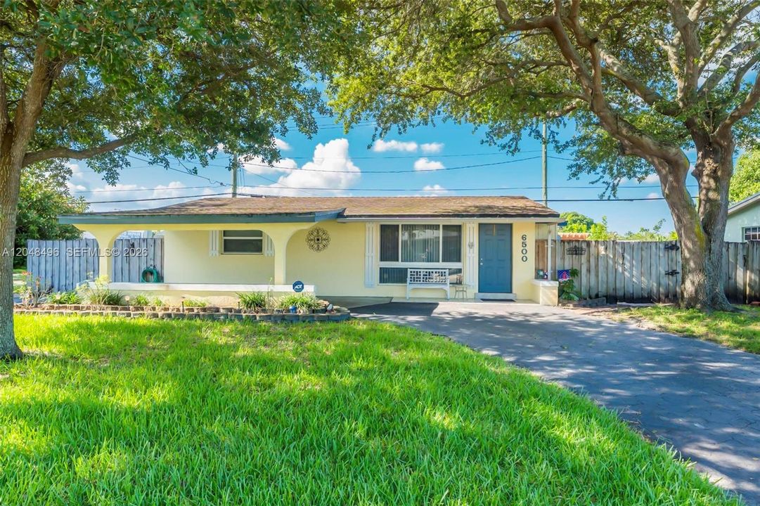 For Sale: $449,999 (2 beds, 1 baths, 1106 Square Feet)