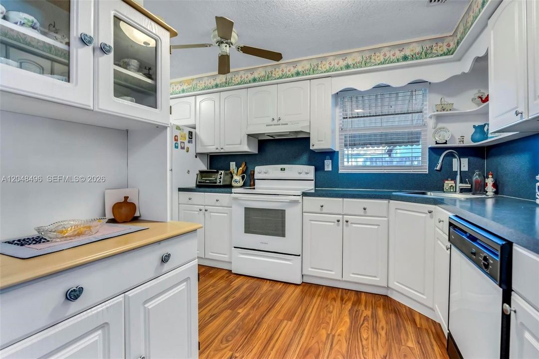For Sale: $449,999 (2 beds, 1 baths, 1106 Square Feet)