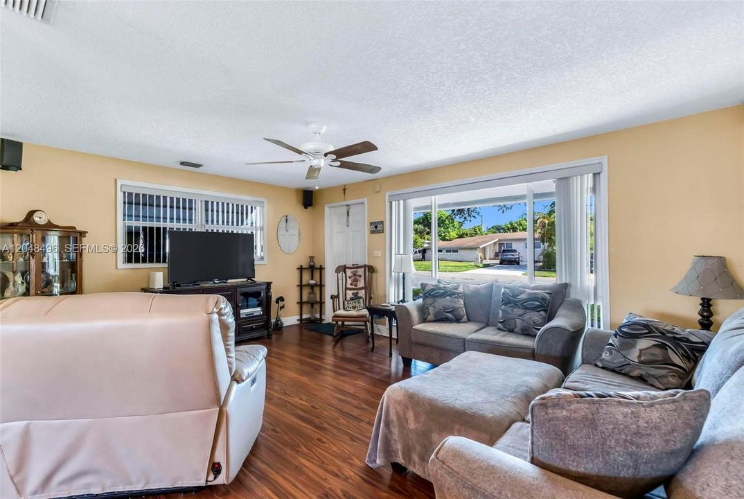 For Sale: $449,999 (2 beds, 1 baths, 1106 Square Feet)