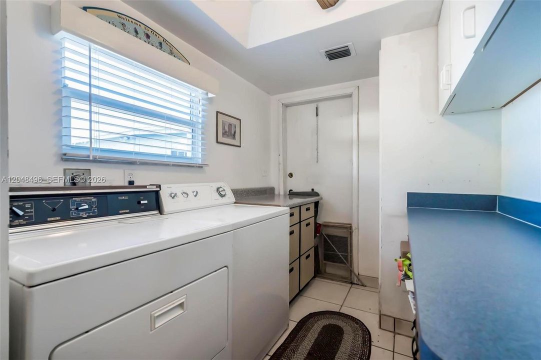 For Sale: $449,999 (2 beds, 1 baths, 1106 Square Feet)