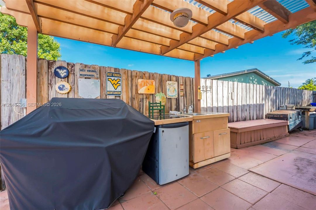 For Sale: $449,999 (2 beds, 1 baths, 1106 Square Feet)