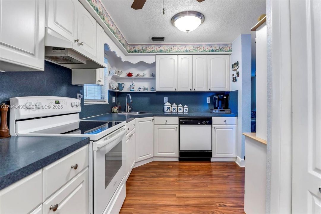For Sale: $449,999 (2 beds, 1 baths, 1106 Square Feet)