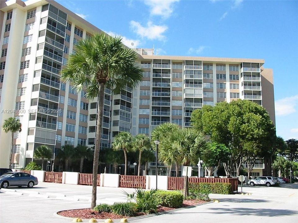 For Rent: $2,200 (2 beds, 2 baths, 1350 Square Feet)