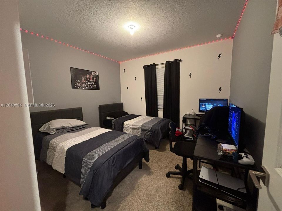 For Rent: $3,200 (4 beds, 2 baths, 1826 Square Feet)
