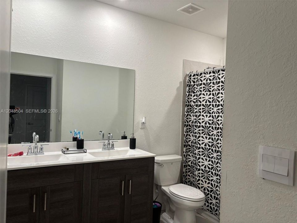 For Rent: $3,200 (4 beds, 2 baths, 1826 Square Feet)