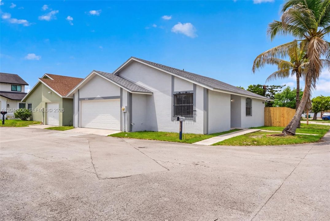For Sale: $450,000 (2 beds, 2 baths, 1517 Square Feet)