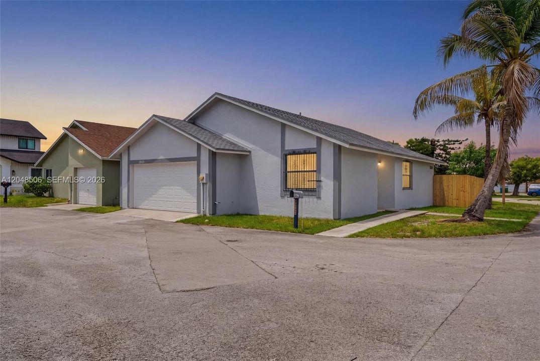 For Sale: $450,000 (2 beds, 2 baths, 1517 Square Feet)