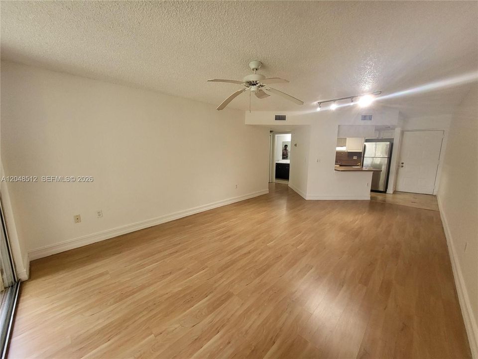 For Rent: $2,000 (1 beds, 1 baths, 810 Square Feet)