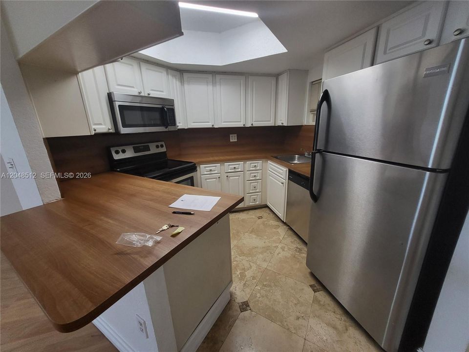 For Rent: $2,000 (1 beds, 1 baths, 810 Square Feet)